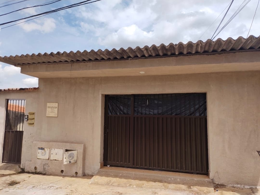 Casa 3Q com 2 barracões Urias Magalhães