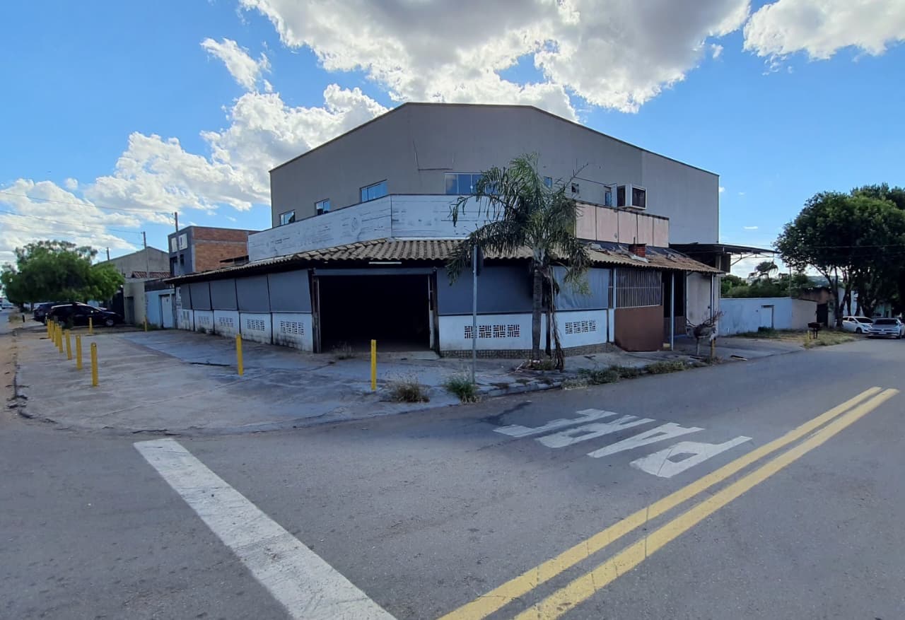 Ponto comercial versátil em esquina estratégica.