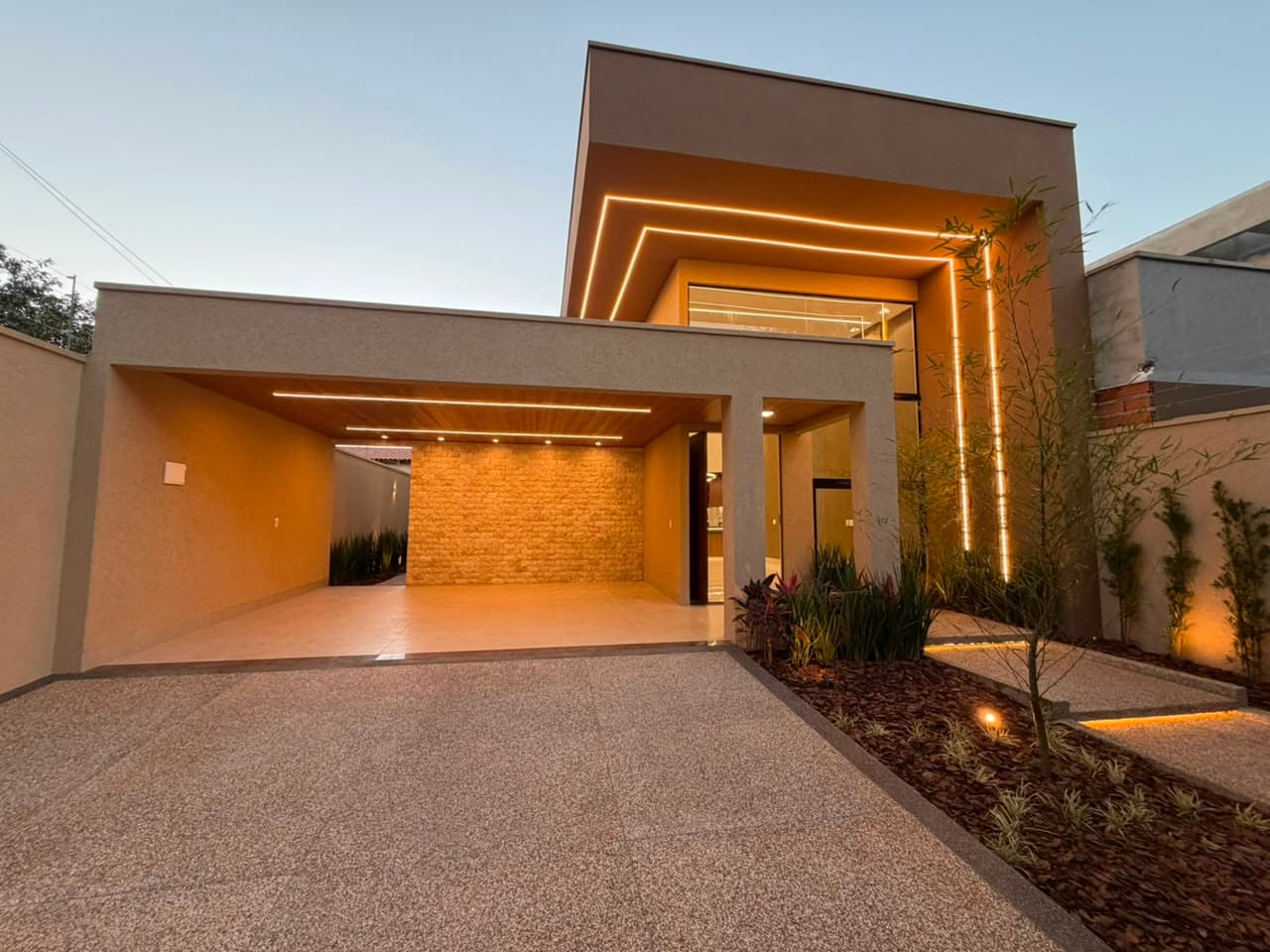 Casa Alto Padrão com três suítes plenas no Residencial Canadá
