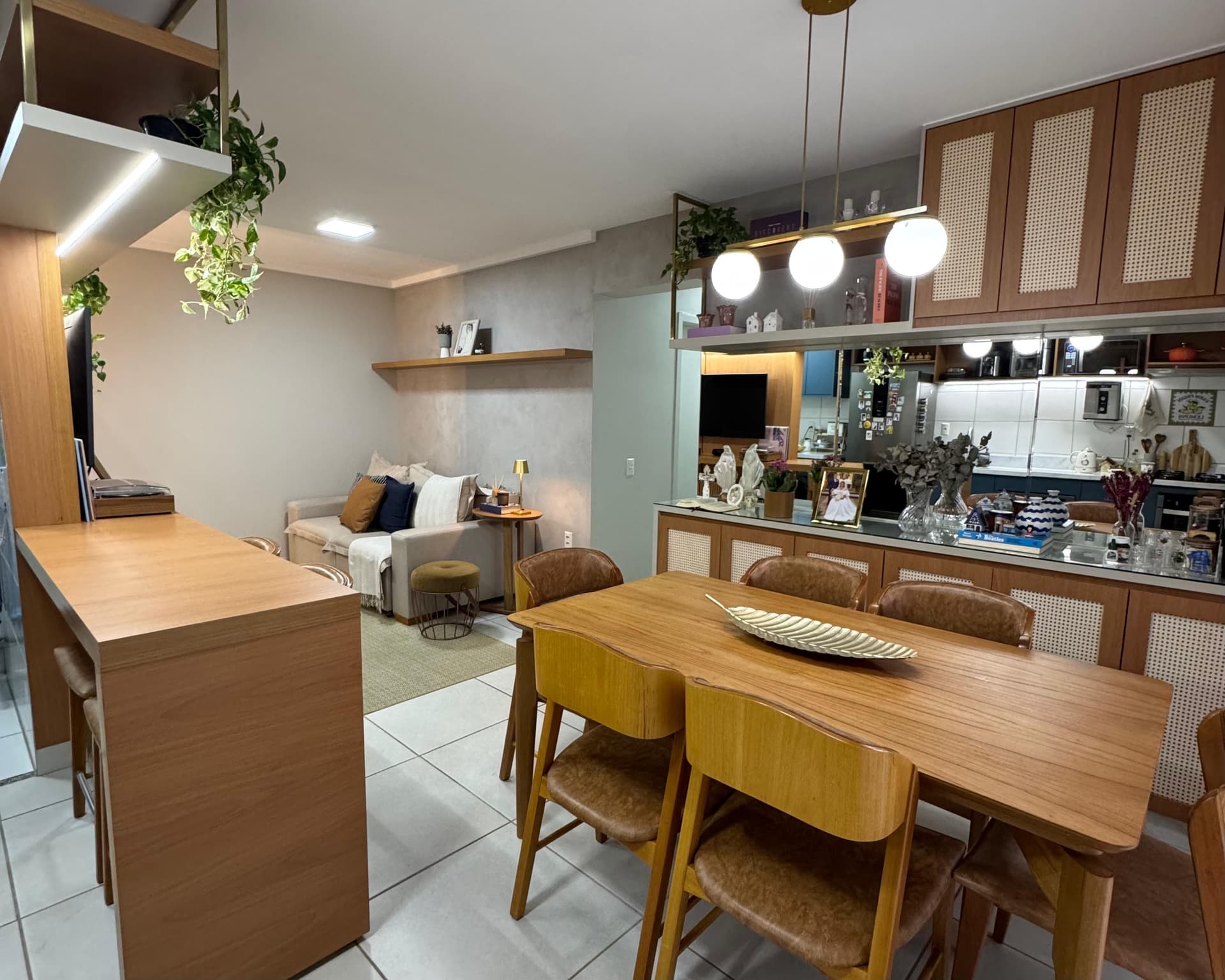 Apartamento moderno, com projeto de arquitetura e marcenaria planejada de alto padrão, em excelente estado de conservação, localizado no Parque Amazônia, uma das regiões que mais crescem e valorizam em Goiânia