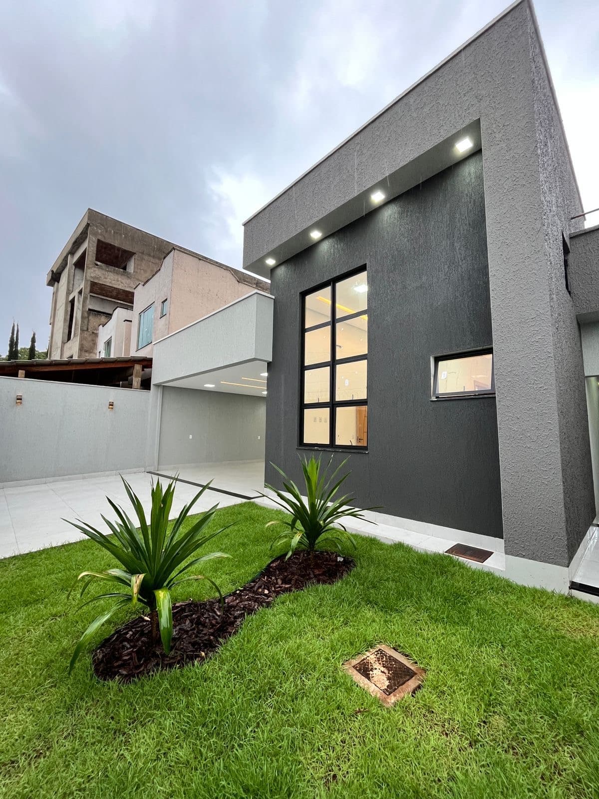 Casa exclusiva sozinha no lote de Alto padrão No Setor Três Maria 3 quartos sendo 2 suítes