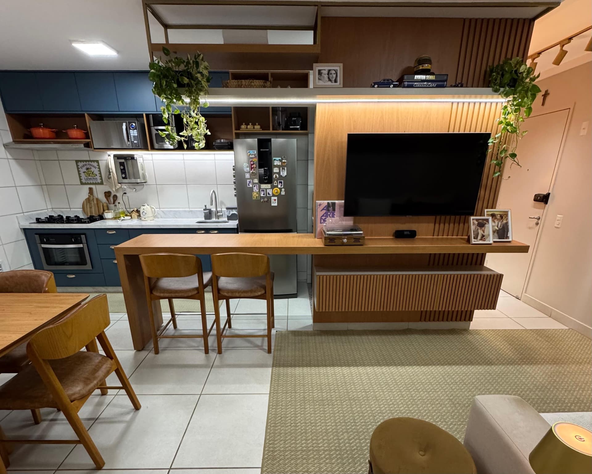 Apartamento moderno, com projeto de arquitetura e marcenaria planejada de alto padrão, em excelente estado de conservação, localizado no Parque Amazônia, uma das regiões que mais crescem e valorizam em Goiânia