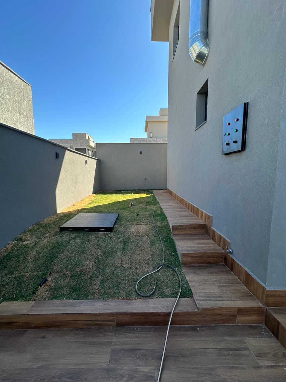 Lindo sobrado no condomínio Jardins Bolonha 4 suítes plenas, a suite master com closet, banheira e varanda estendida,com vista definitiva para o bosque.