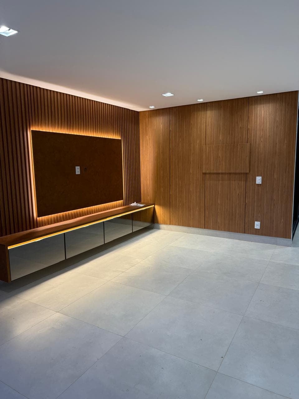 Sobrado Novo de esquina no Jardins Capri 3 suítes superior 1 suite térrea 384 metros de terreno 302 metros de área construída