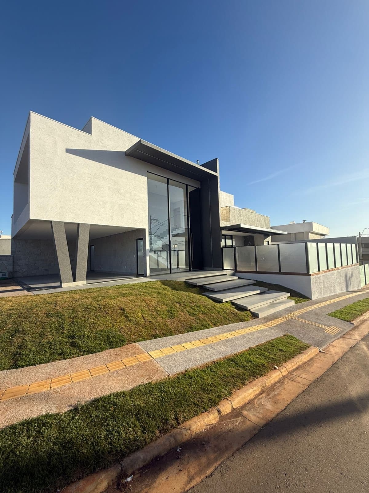 Sobrado Novo no Jardins Capri  3 suítes superior 371 metros de terreno 260 metros de área construída