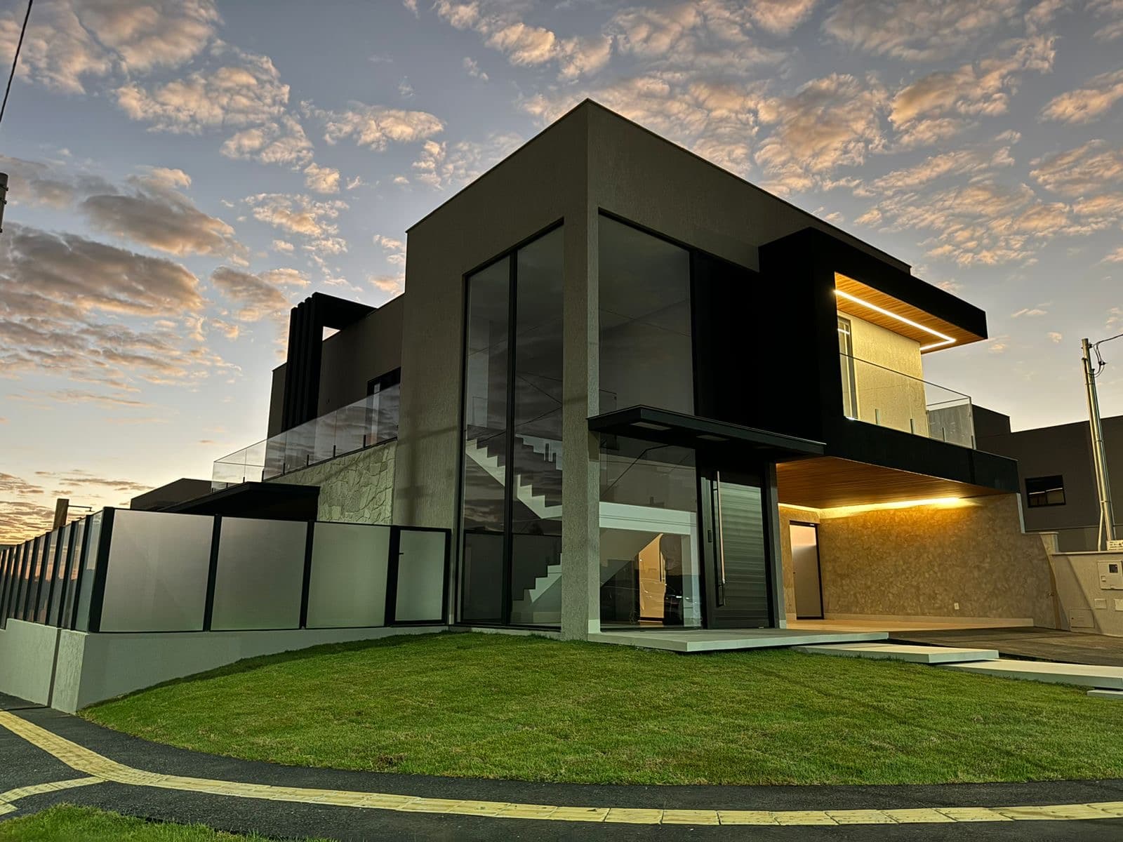 Sobrado Novo de esquina no Jardins Capri 3 suítes superior 1 suite térrea 384 metros de terreno 302 metros de área construída
