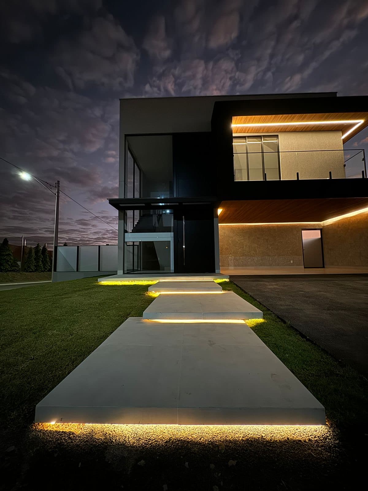 Sobrado Novo de esquina no Jardins Capri 3 suítes superior 1 suite térrea 384 metros de terreno 302 metros de área construída
