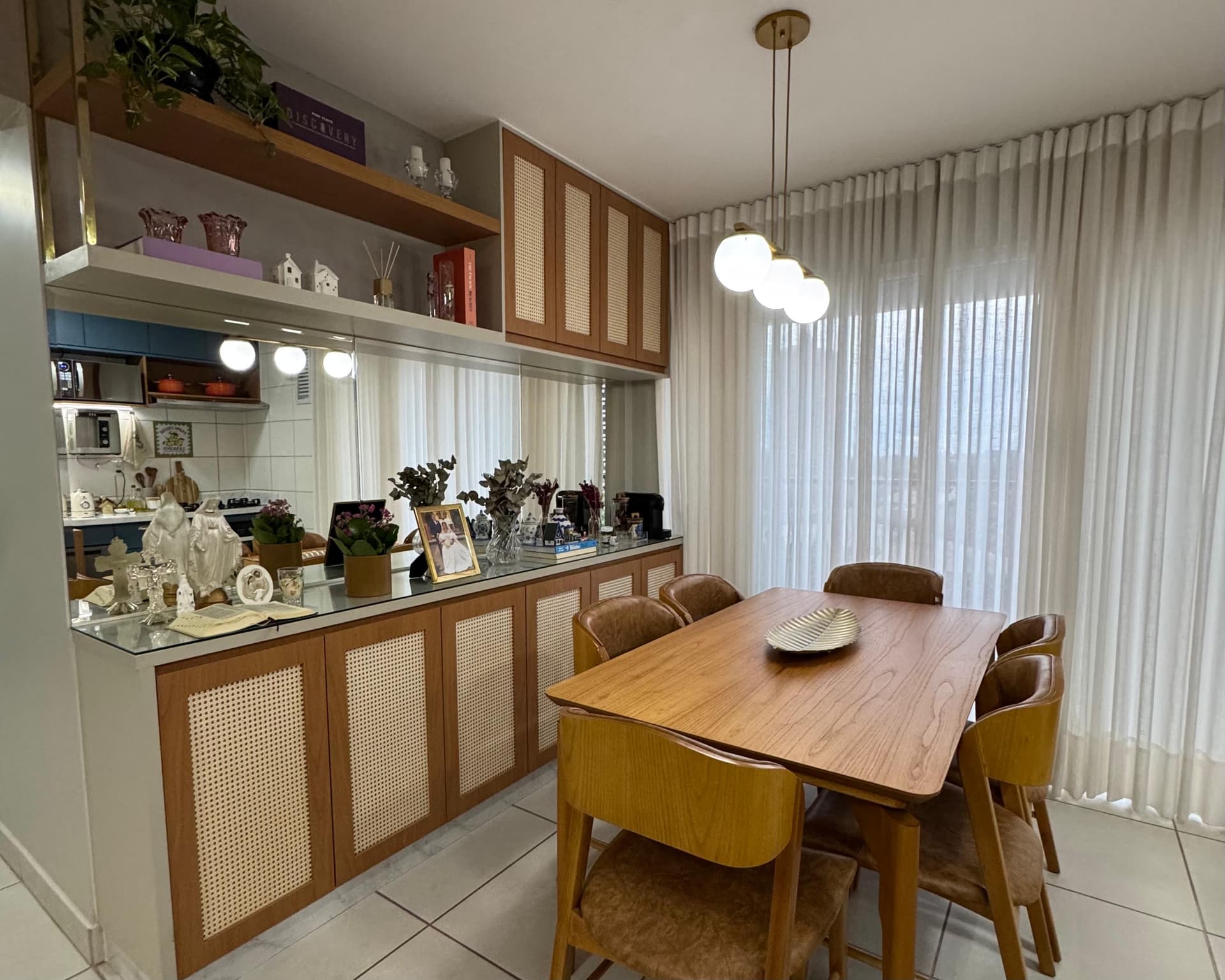 Apartamento moderno, com projeto de arquitetura e marcenaria planejada de alto padrão, em excelente estado de conservação, localizado no Parque Amazônia, uma das regiões que mais crescem e valorizam em Goiânia