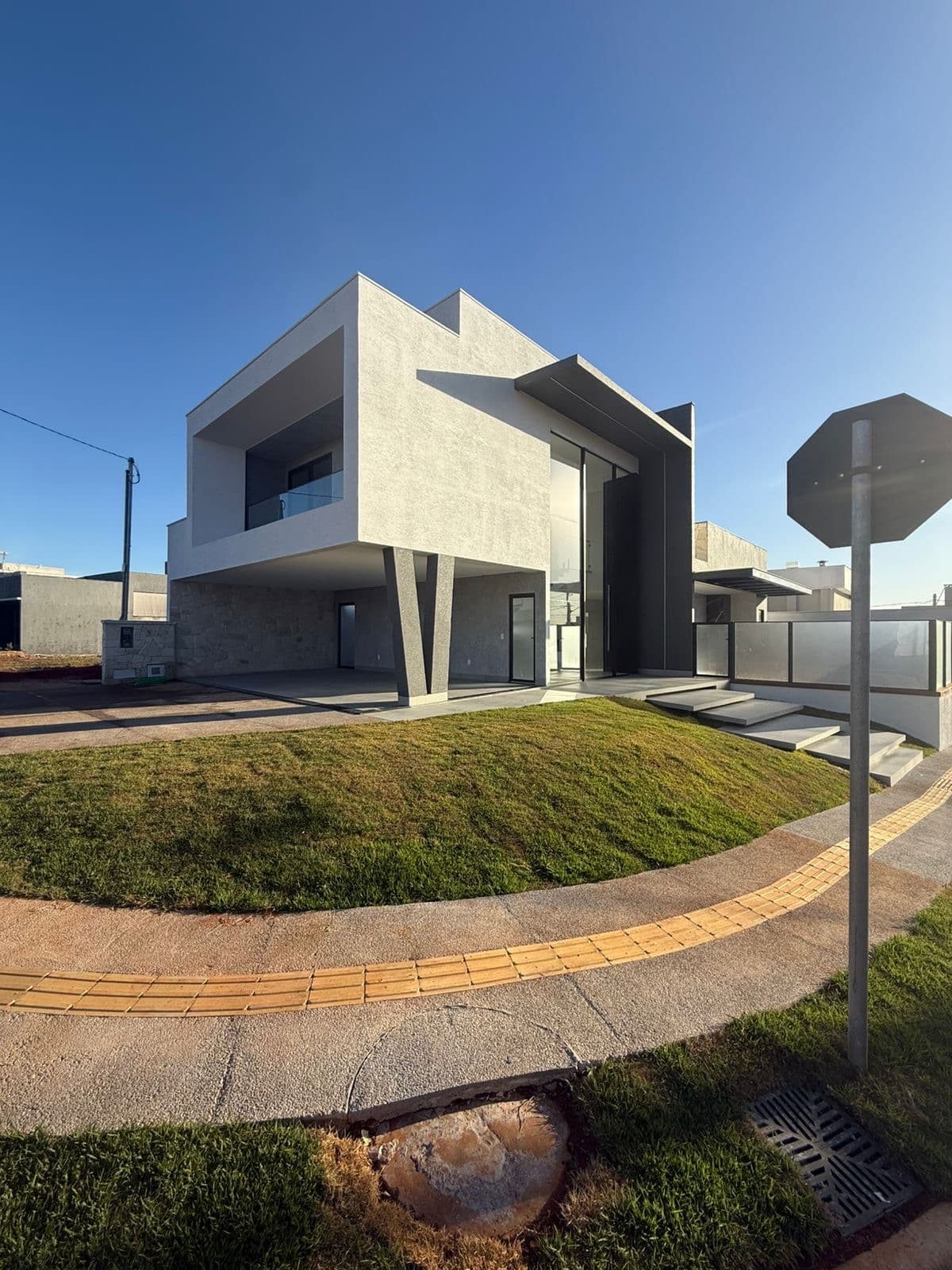 Sobrado Novo no Jardins Capri  3 suítes superior 371 metros de terreno 260 metros de área construída