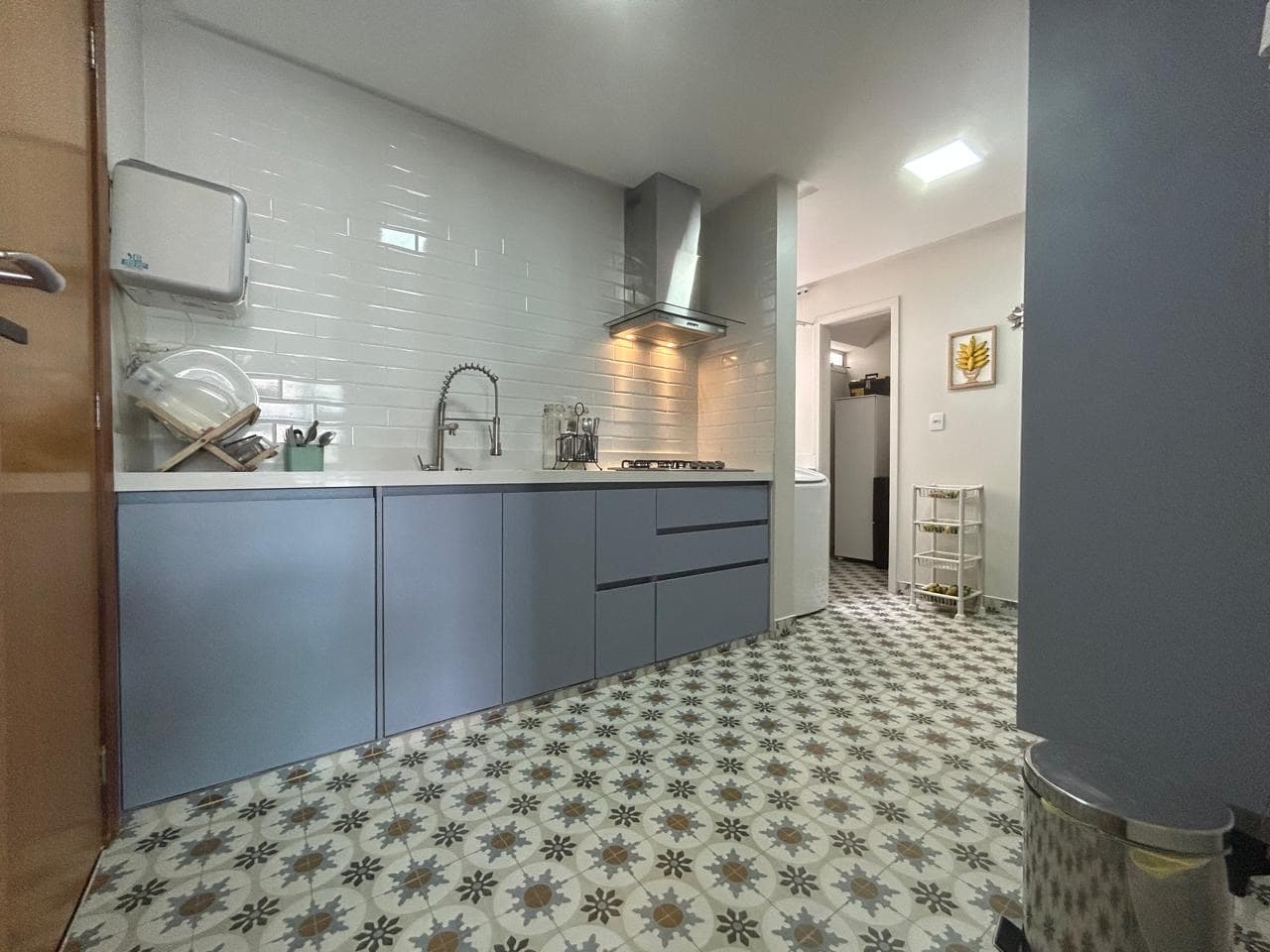Excelente opção 3 suítes plenas com Sacada e cozinha independente unidade semi-mobiliada!