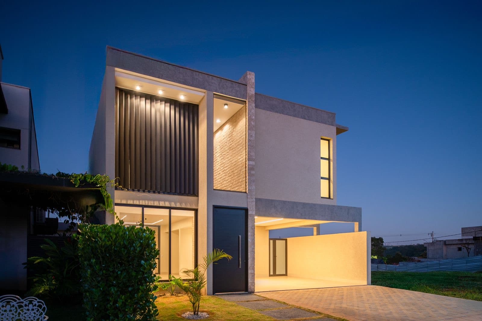 Sobrado com 4 suítes plenas, incluindo uma master com closet, Localizado no Jardins Capri, com design moderno e minimalista.