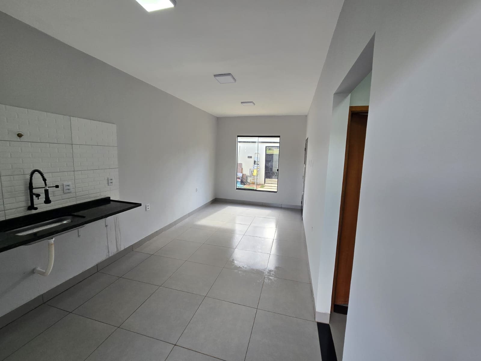CASA NOVA À VENDA – 3 QUARTOS, 1 SUÍTE  90 m² de área construída, sozinha no Lote  - Goiânia Goias