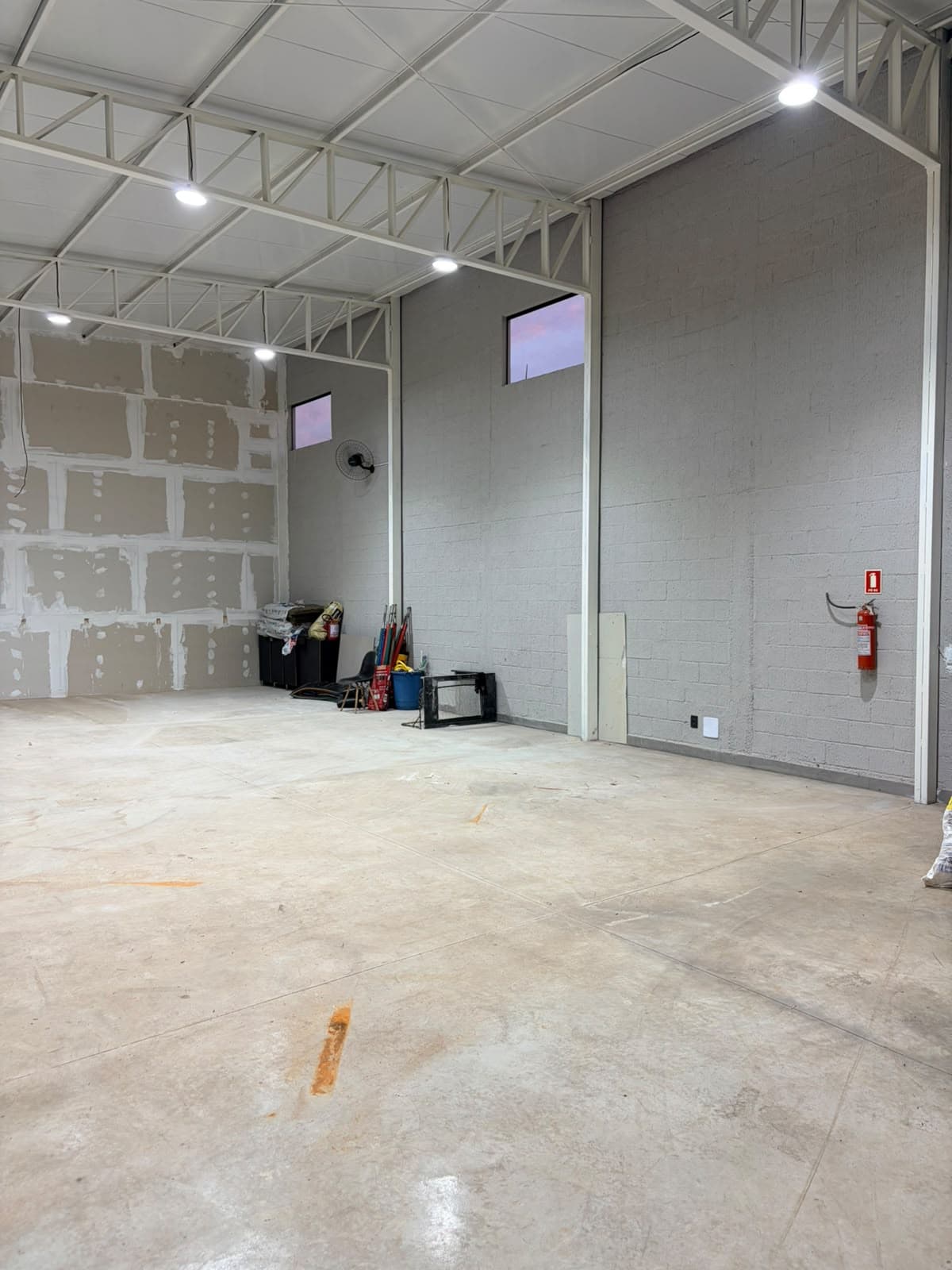 Galpão com 145 m2 ,  Condomínio das Esmeraldas