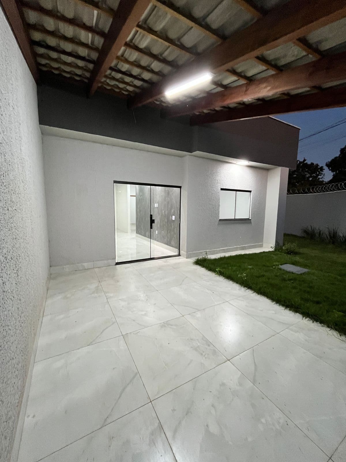 Casa de esquina com 3 quartos -Nova , nunca habitada