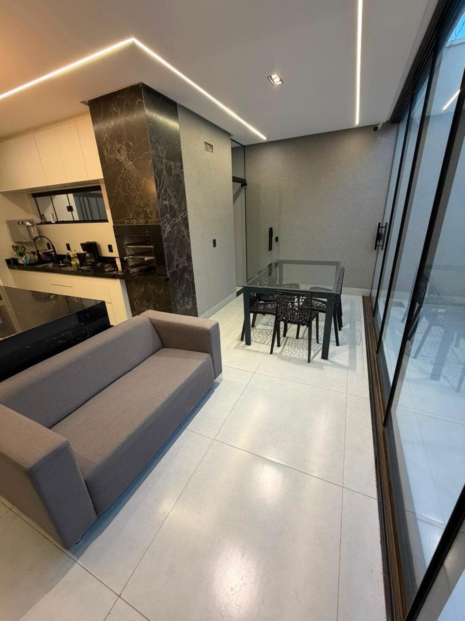 Casa à Venda no Faiçalville com 3 Quartos Uma suíte, e Área Gourmet Pé-Direito Duplo, completa em armários e com câmeras segurança- Goiania