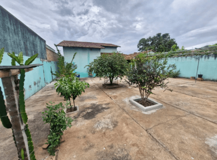 Casa Sozinha no Lote com 390 m² e Garagem para 8 Carros no Setor Castelo Branco