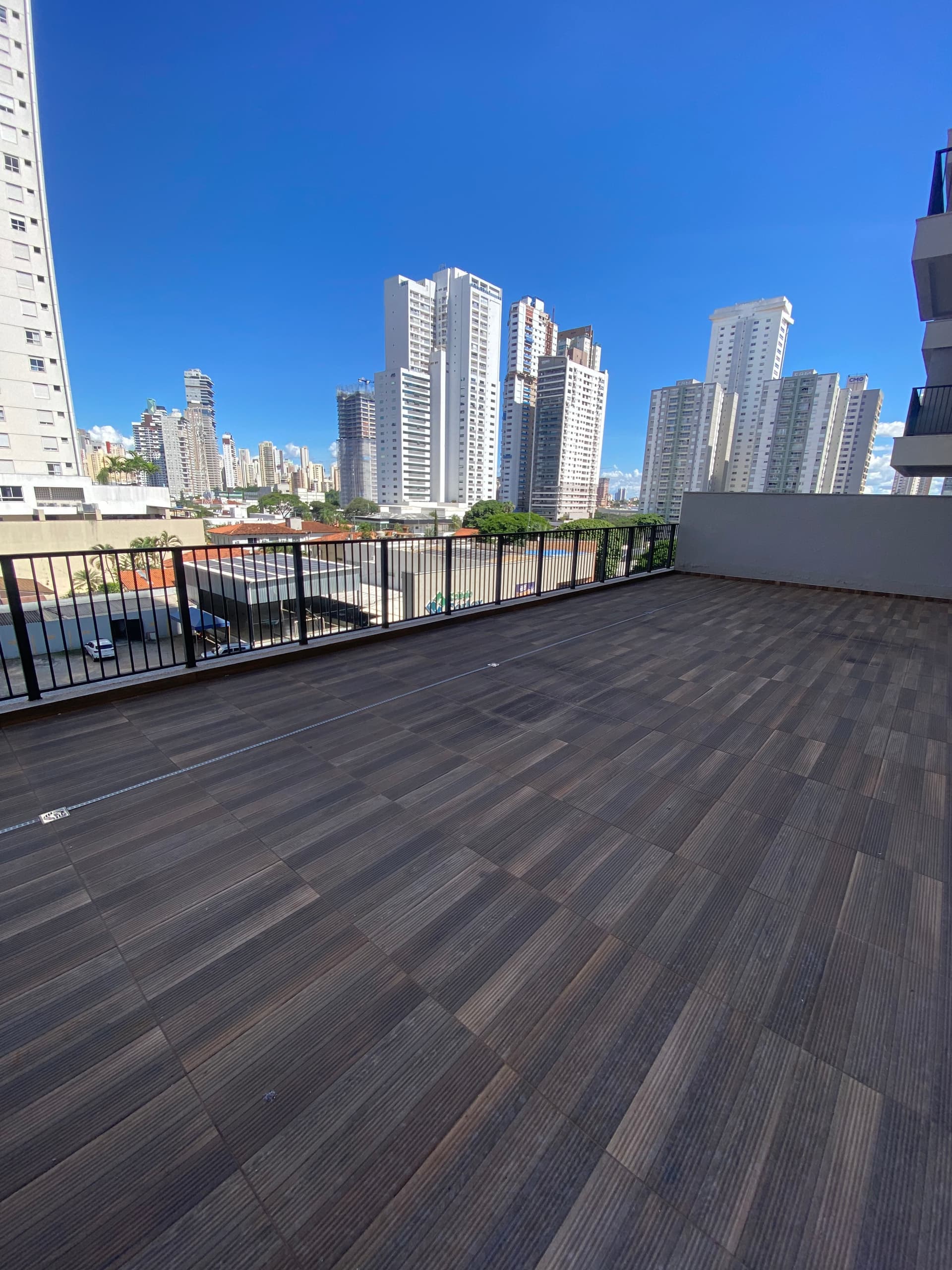 Apartamento Garden, sendo 2 quartos com 129 metros de área interna.