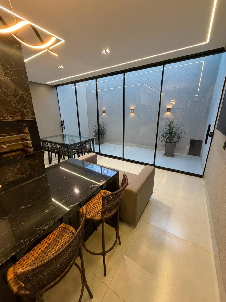 Casa à Venda no Faiçalville com 3 Quartos Uma suíte, e Área Gourmet Pé-Direito Duplo, completa em armários e com câmeras segurança- Goiania
