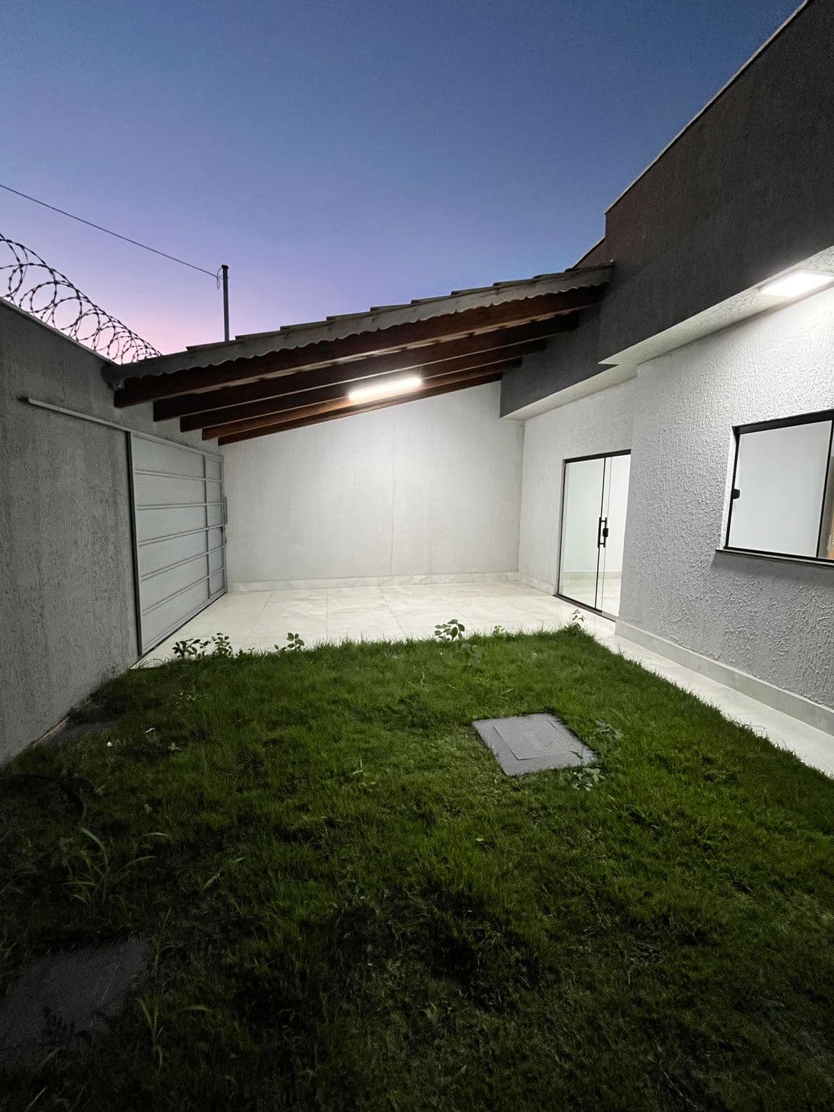 Casa de esquina com 3 quartos -Nova , nunca habitada