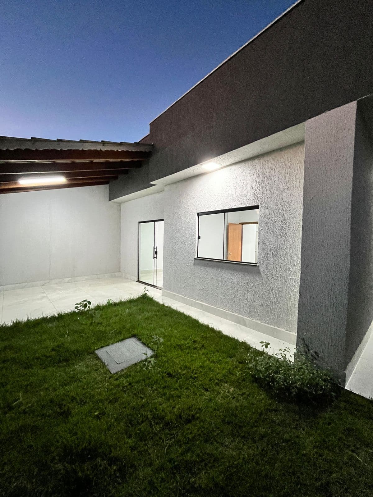 Casa de esquina com 3 quartos -Nova , nunca habitada
