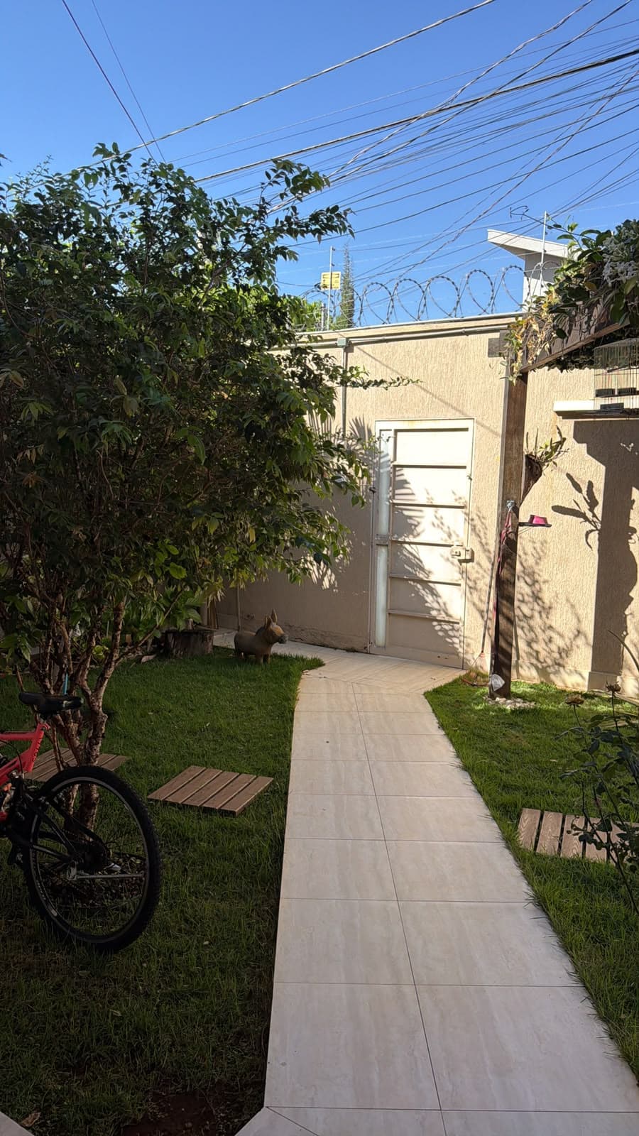 Casa Térrea 3 quartos sendo uma suíte- Lote de 360m² com piscina - 183 m² construído