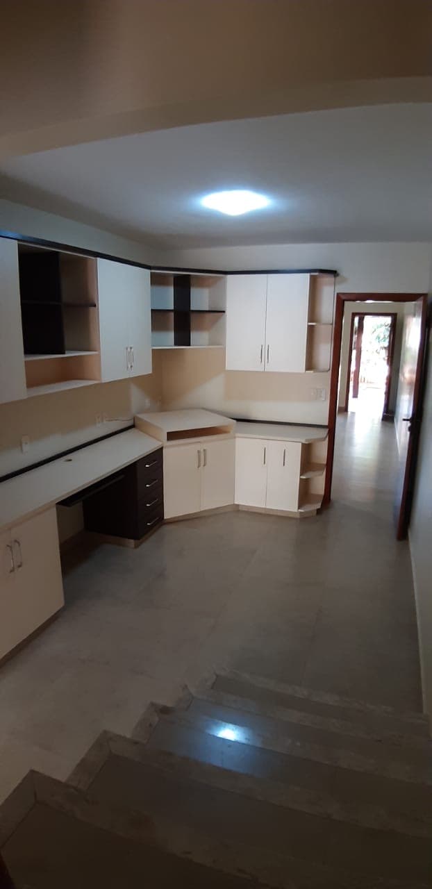 Casa em Cond Fechado 164M sendo 3 Quartos completo armários Cond Bosque privativo