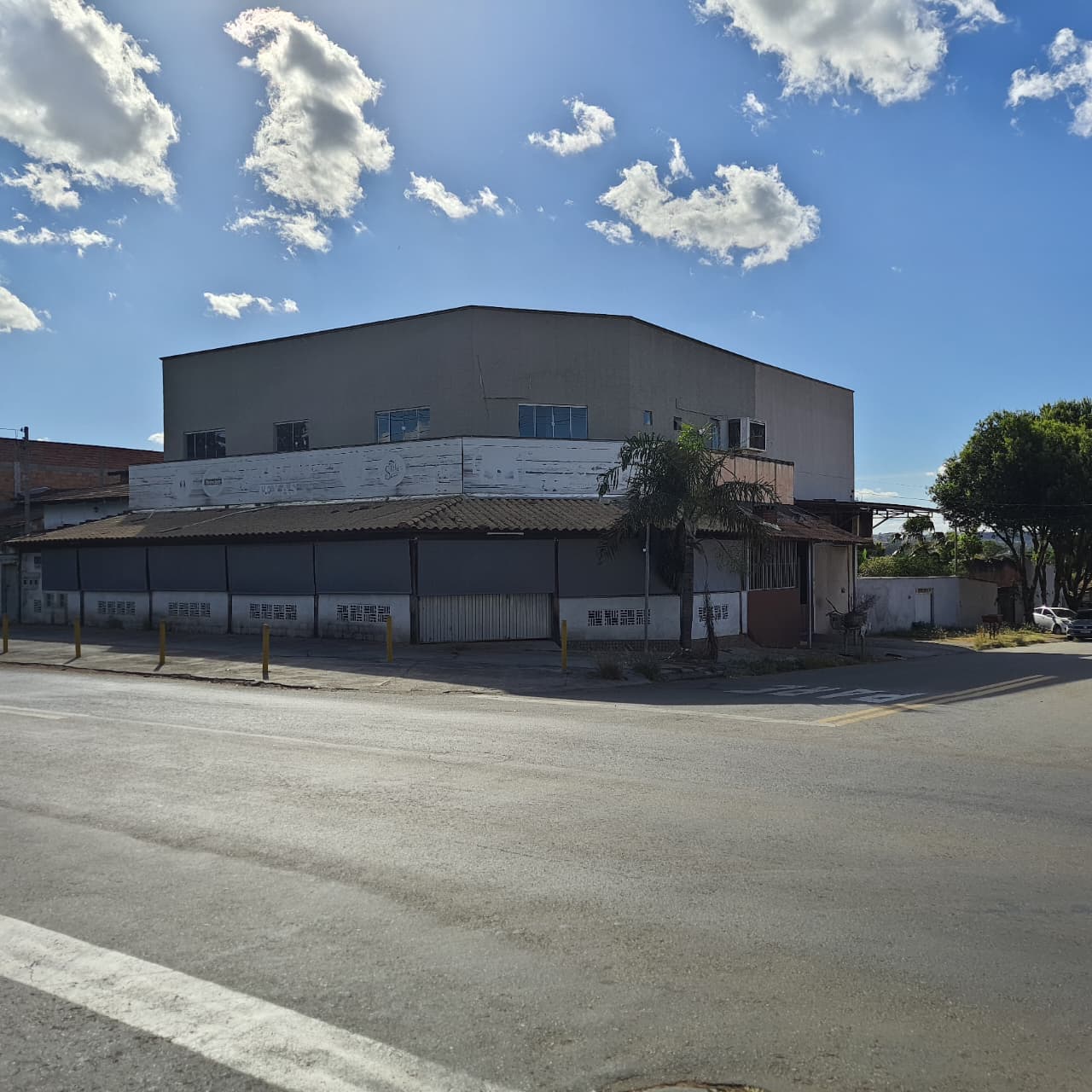 Ponto comercial versátil em esquina estratégica.