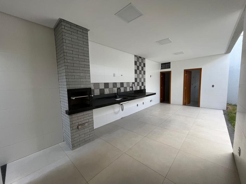 Casa de alto padrão com 3 suítes, lazer com churrasqueira e 4 vagas no Jardim Atlântico - Lote 17