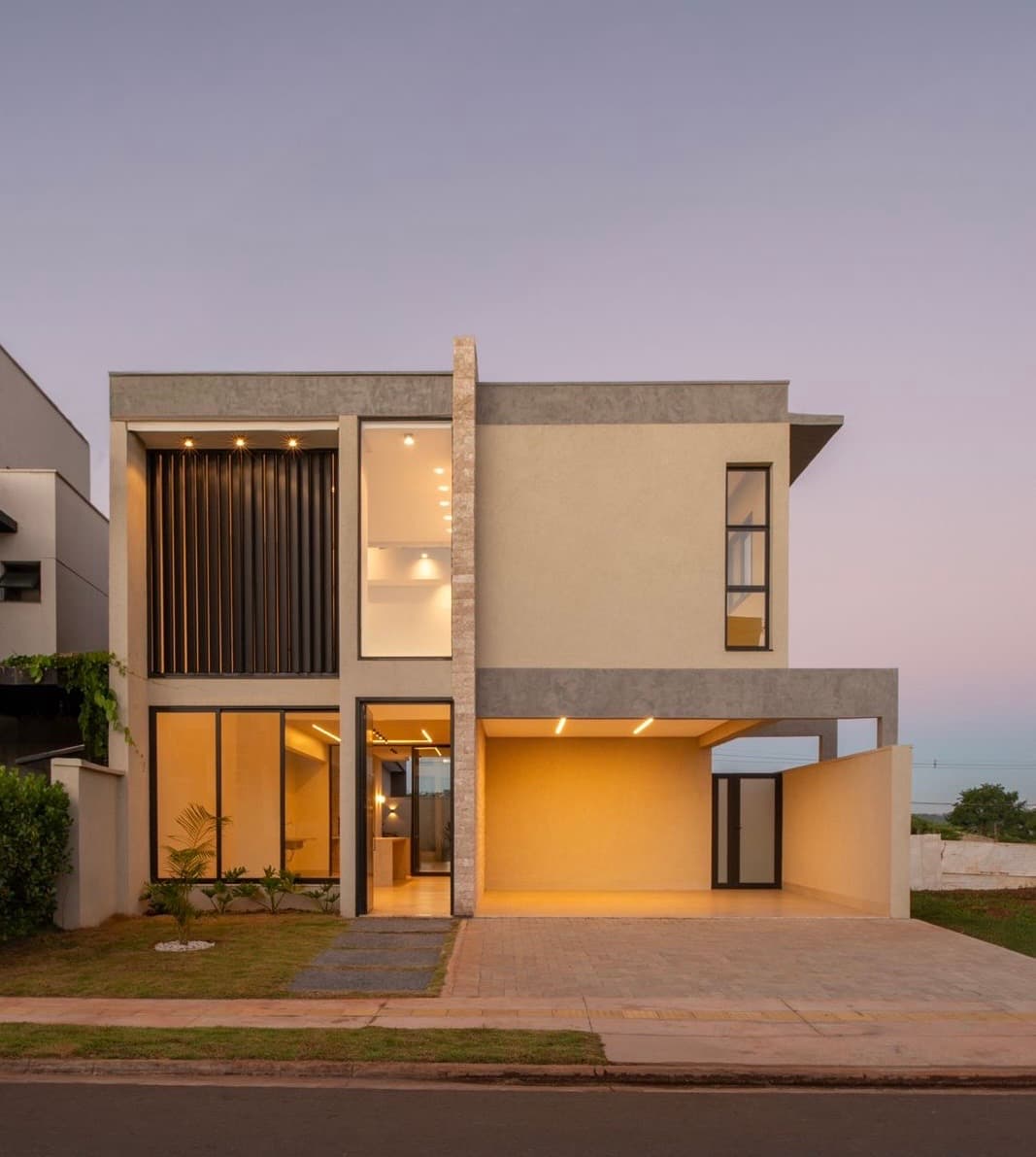 Sobrado com 4 suítes plenas, incluindo uma master com closet, Localizado no Jardins Capri, com design moderno e minimalista.