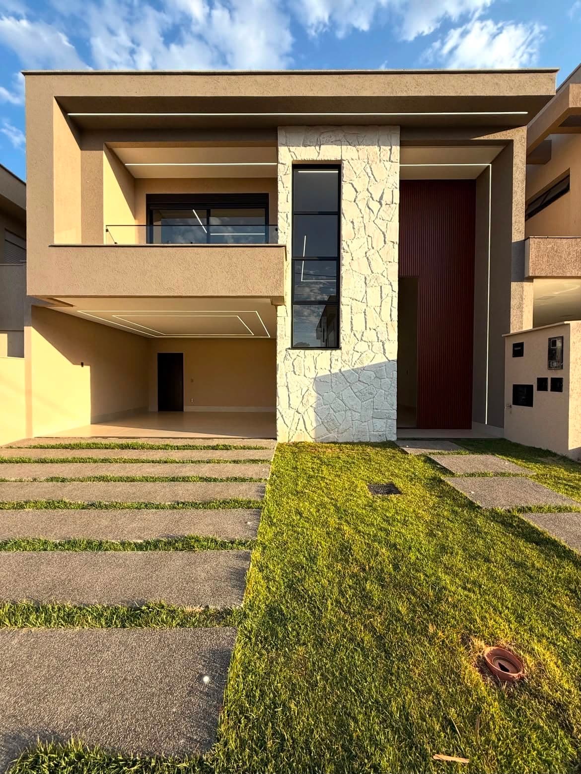 🏡 **SOBRADO DE ALTO PADRÃO | JARDINS SEVILHA**