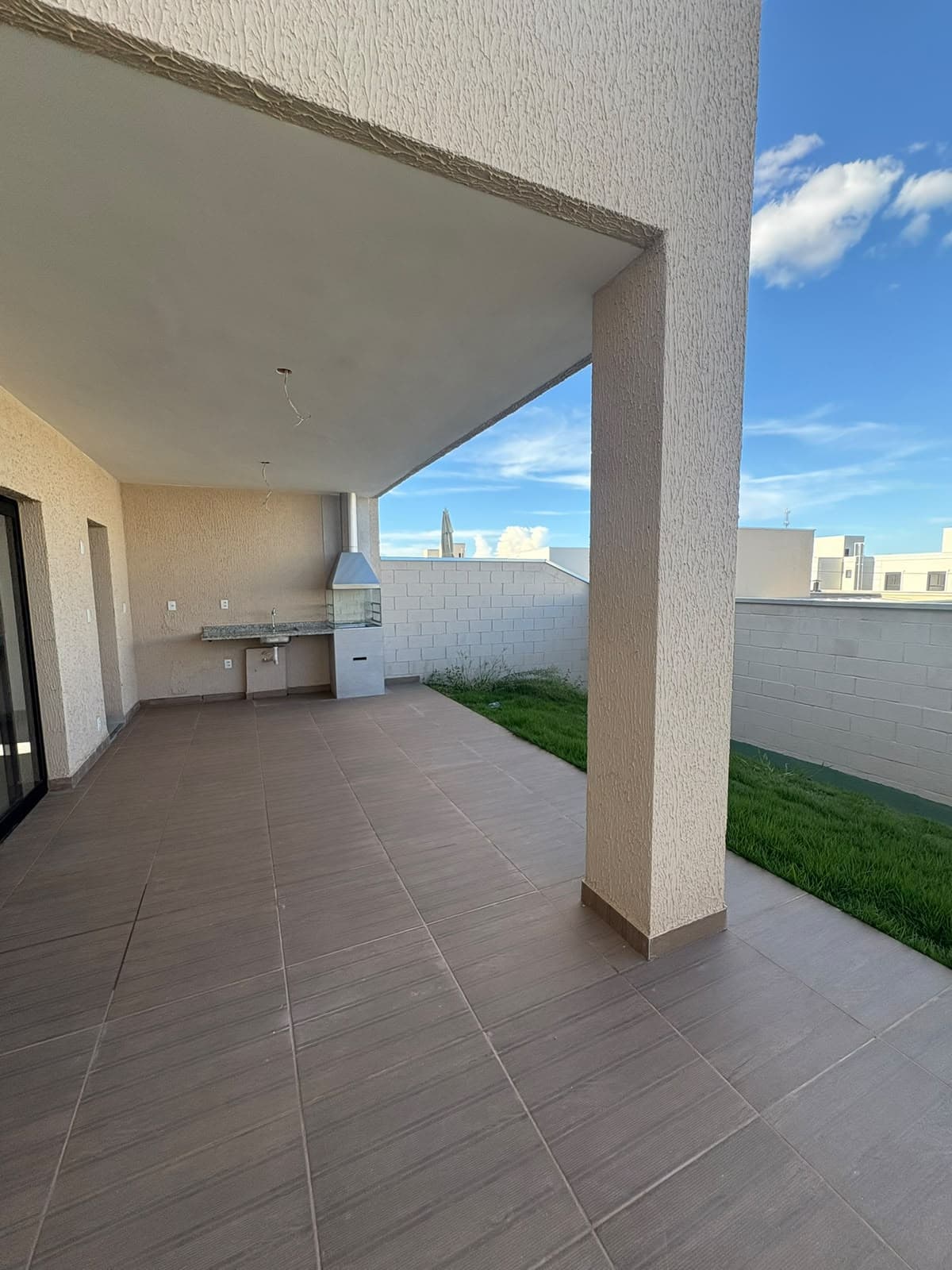 Sobrado no Residencial Jardins Lyon 3 suítes com kit gourmet – Aparecida de Goiânia
