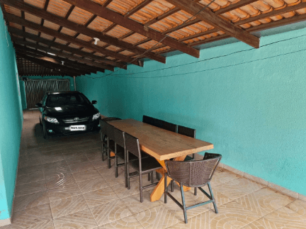 Casa Sozinha no Lote com 390 m² e Garagem para 8 Carros no Setor Castelo Branco