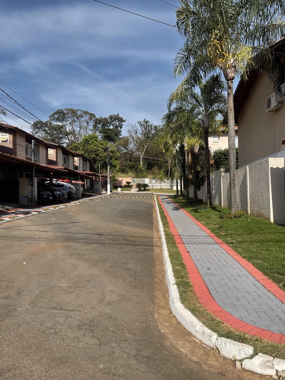Sobrado em Condomínio Fechado 3 Quarto, uma suite, Próximo ao Madri, Condomínio com Piscina Goiania