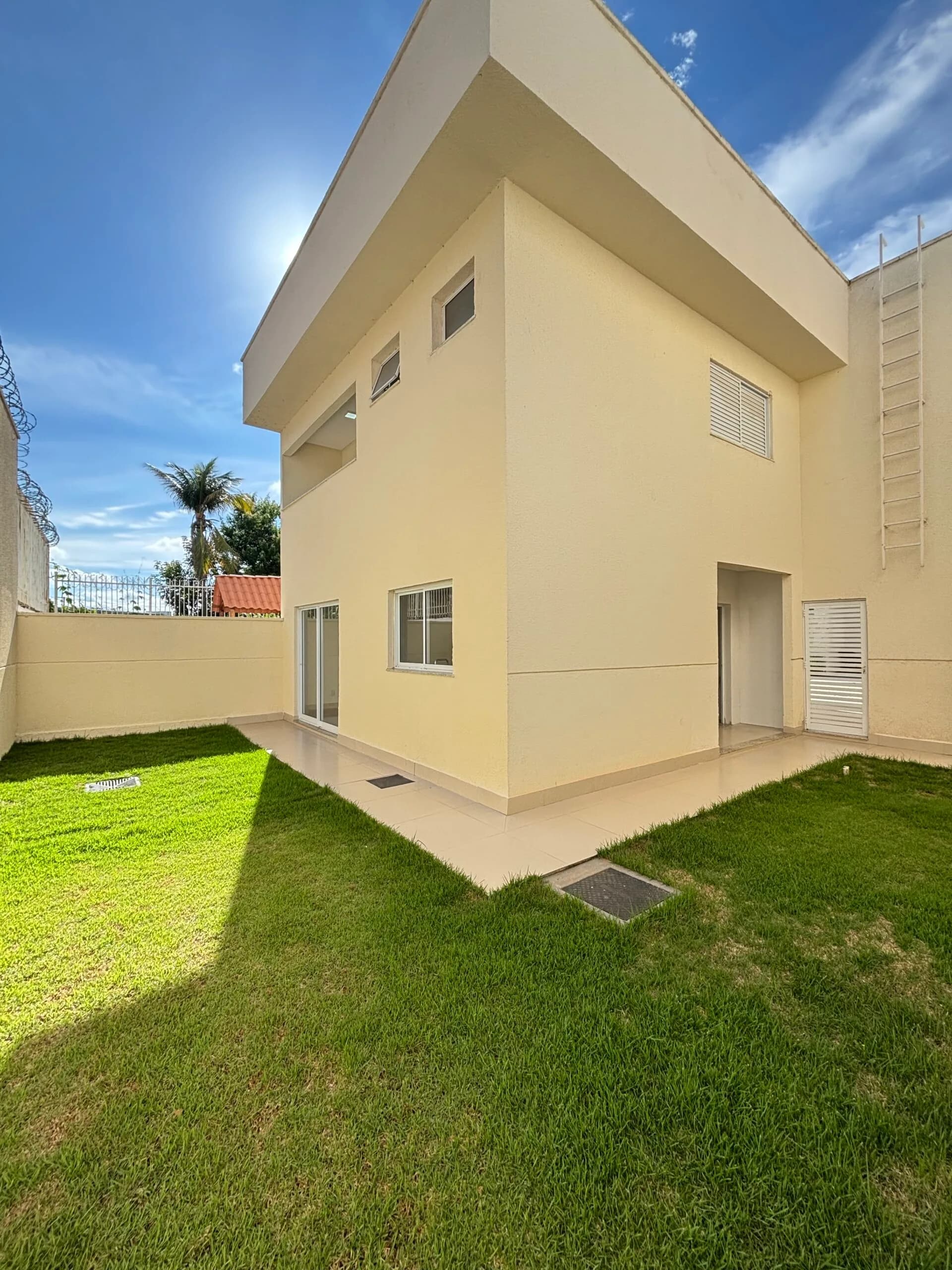 Sobrado Novo com 3 Suítes no Bairro Cardoso, sobrados Individuai, Quintal Condomínio Completo R$ 940 Mil