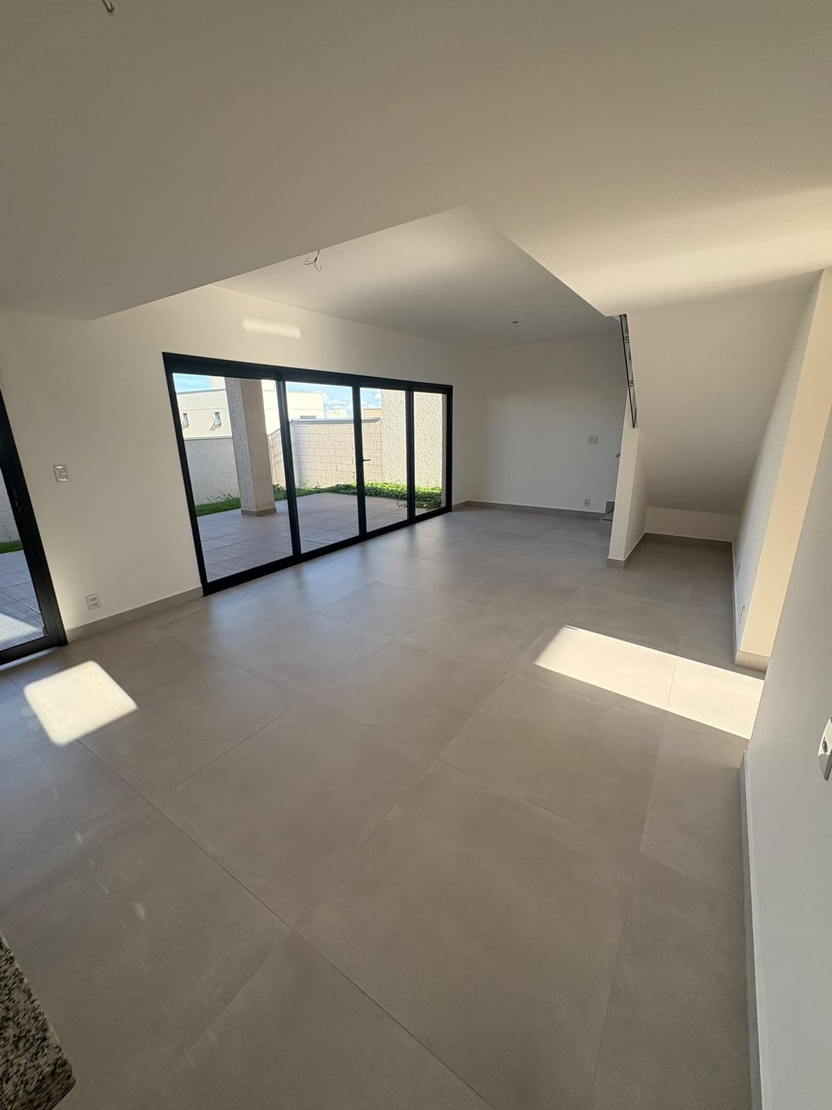 Sobrado no Residencial Jardins Lyon 3 suítes com kit gourmet – Aparecida de Goiânia