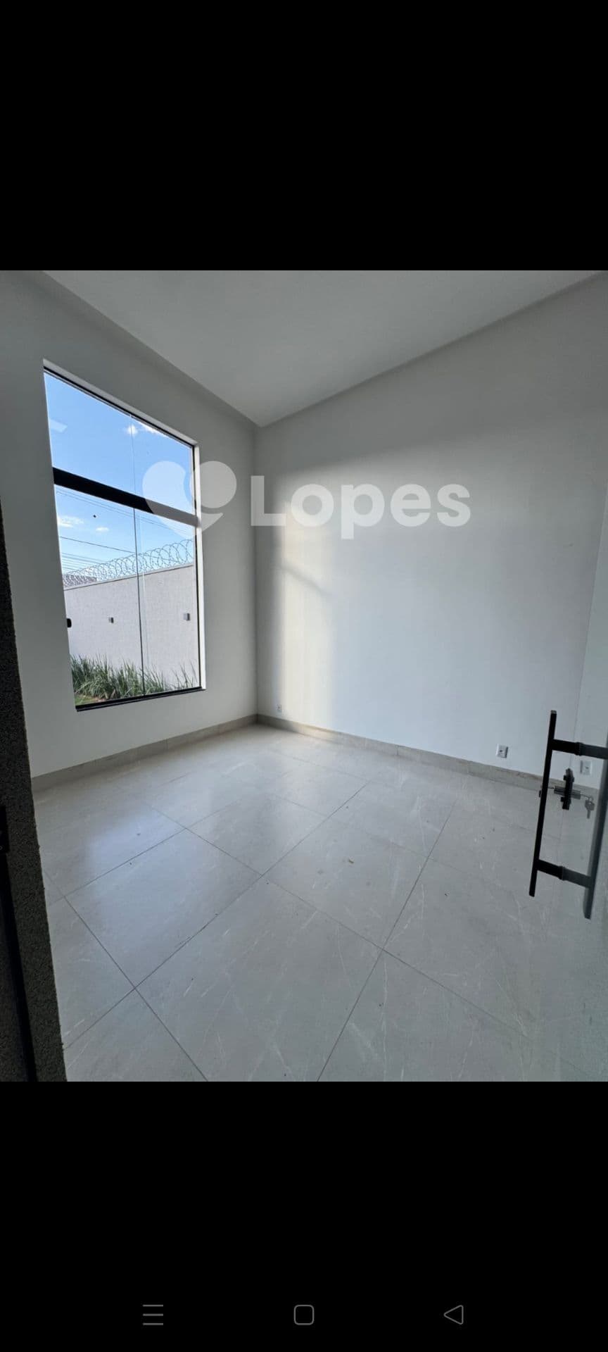 Casa 3 Quartos à Venda no Jardim Veneza | Próxima a Comércios e Vias de Acesso