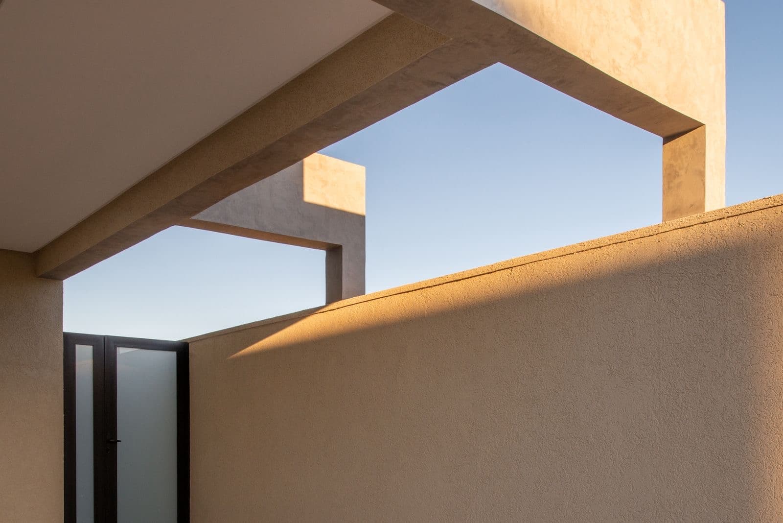 Sobrado com 4 suítes plenas, incluindo uma master com closet, Localizado no Jardins Capri, com design moderno e minimalista.