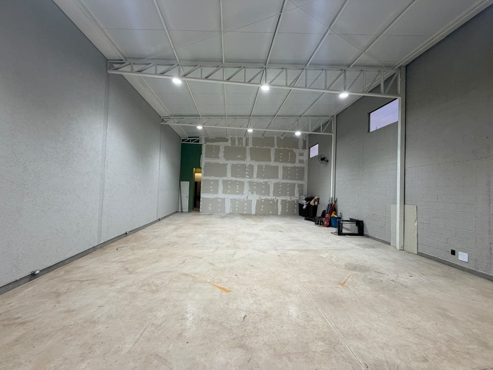 Galpão com 145 m2 ,  Condomínio das Esmeraldas