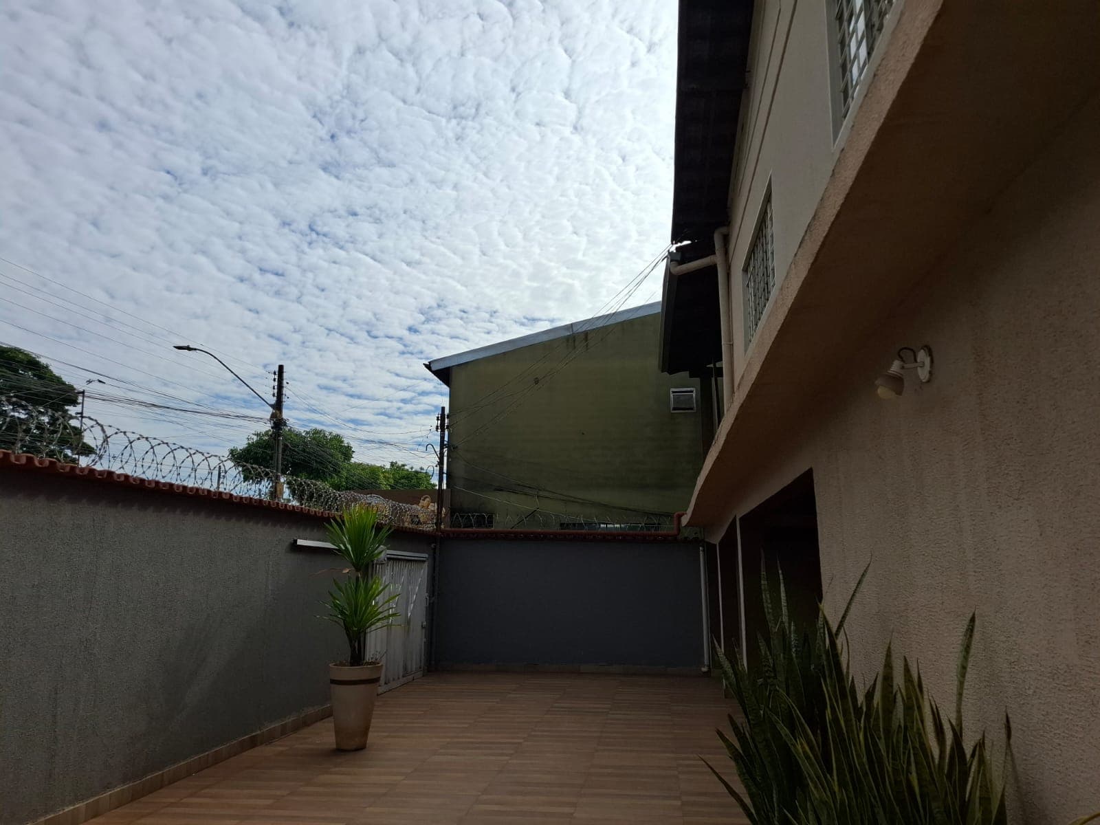 Sobrado 280m² com 4 Quartos uma suite, e 5 Vagas no Setor São Francisco – Goiânia