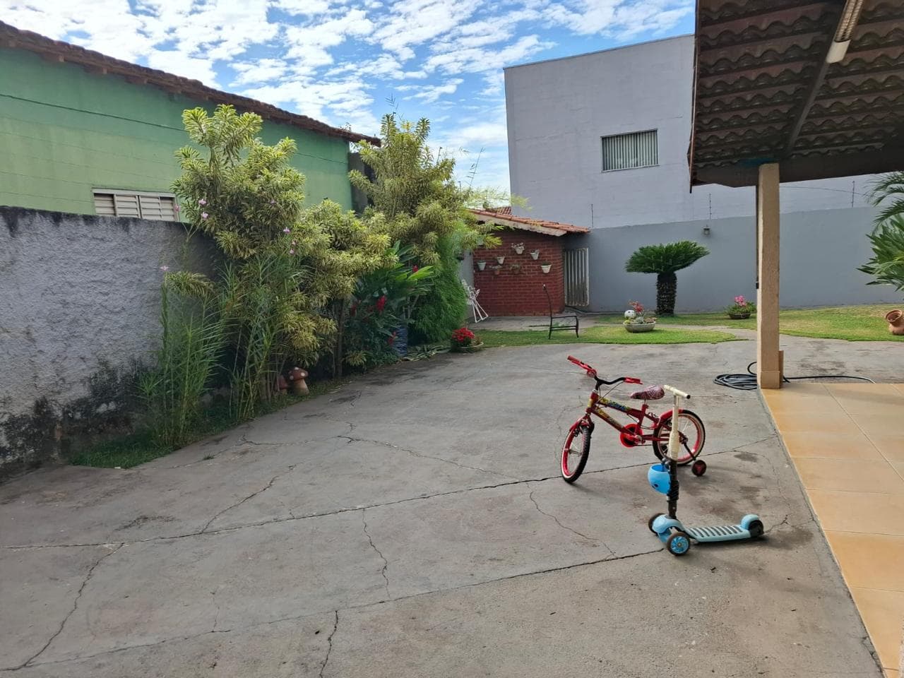 Sobrado 280m² com 4 Quartos uma suite, e 5 Vagas no Setor São Francisco – Goiânia