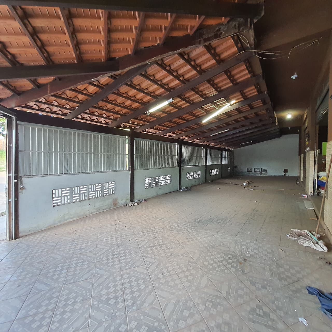 Ponto comercial versátil em esquina estratégica.