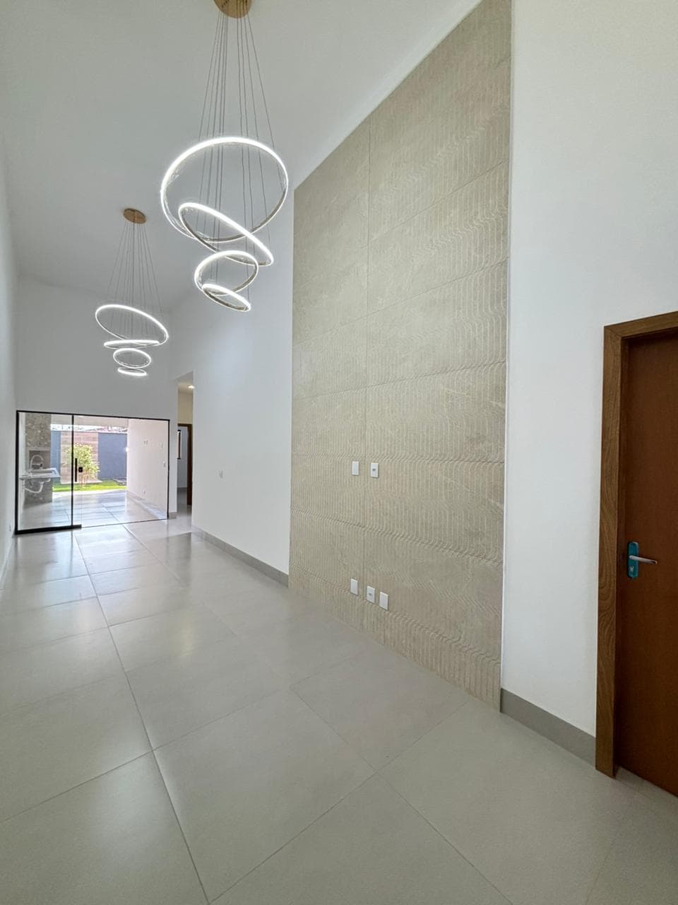 Casa com 3 quartos e piscina no Setor Central - Aparecida de Goiânia