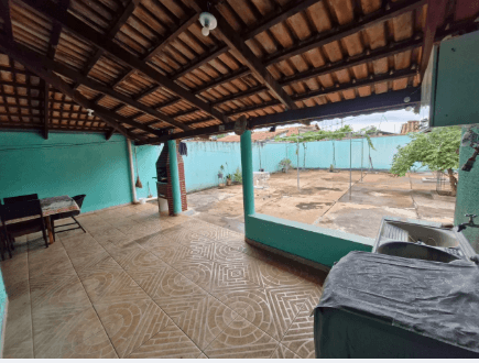 Casa Sozinha no Lote com 390 m² e Garagem para 8 Carros no Setor Castelo Branco