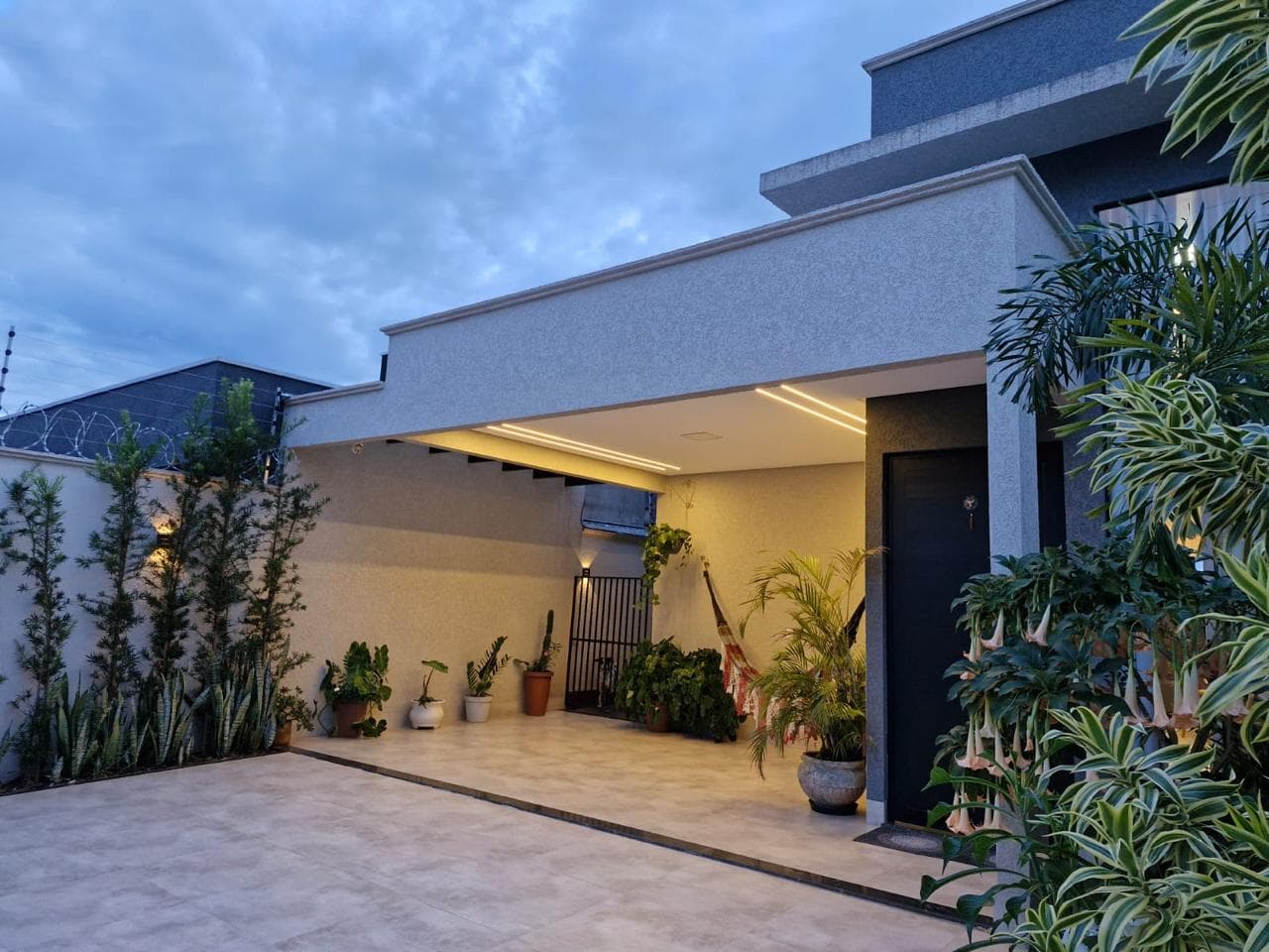 Casa Moderna com Piscina Aquecida e Pé-Direito Duplo
