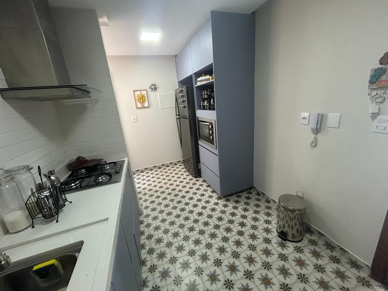 Excelente opção 3 suítes plenas com Sacada e cozinha independente unidade semi-mobiliada!