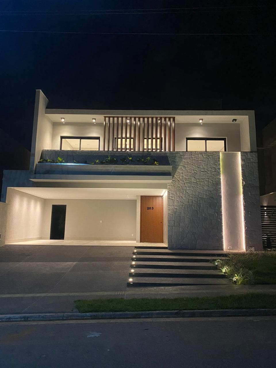 SOBRADO DE ALTO PADRÃO À VENDA | JARDINS CAPRI | 4 SUÍTES