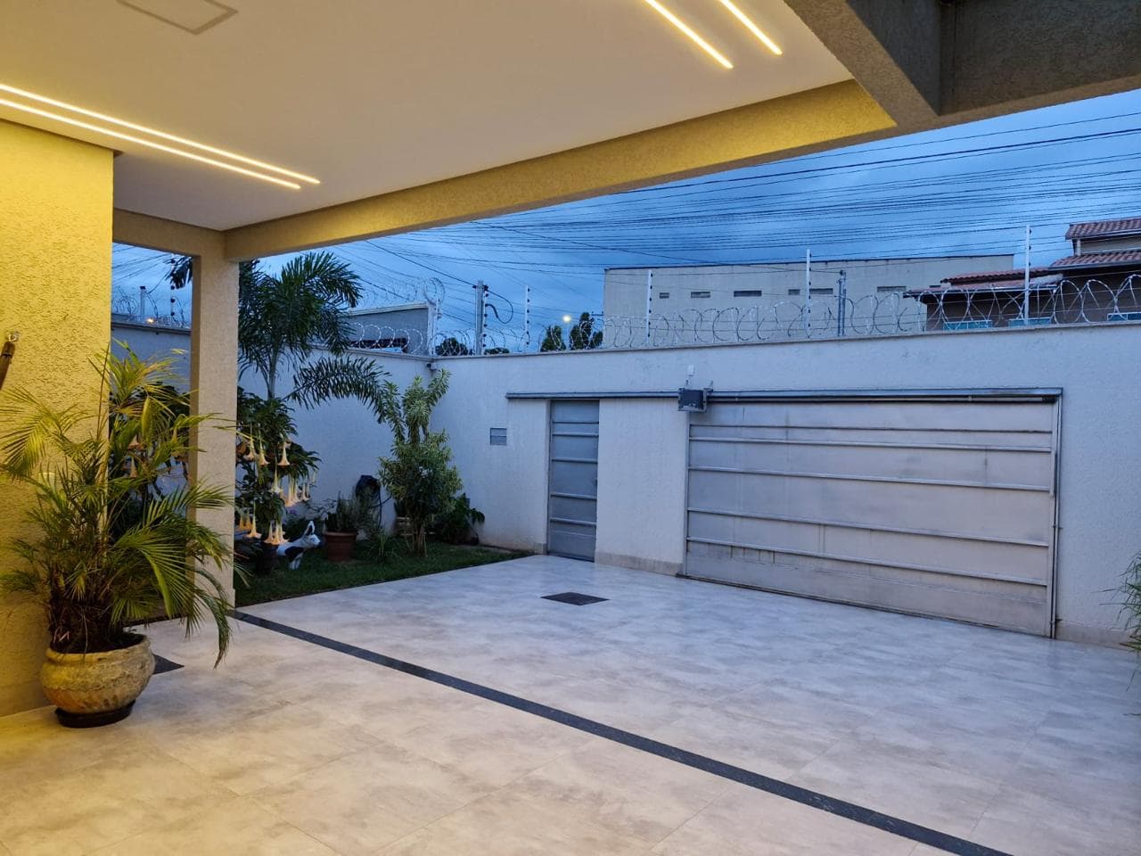 Casa Moderna com Piscina Aquecida e Pé-Direito Duplo