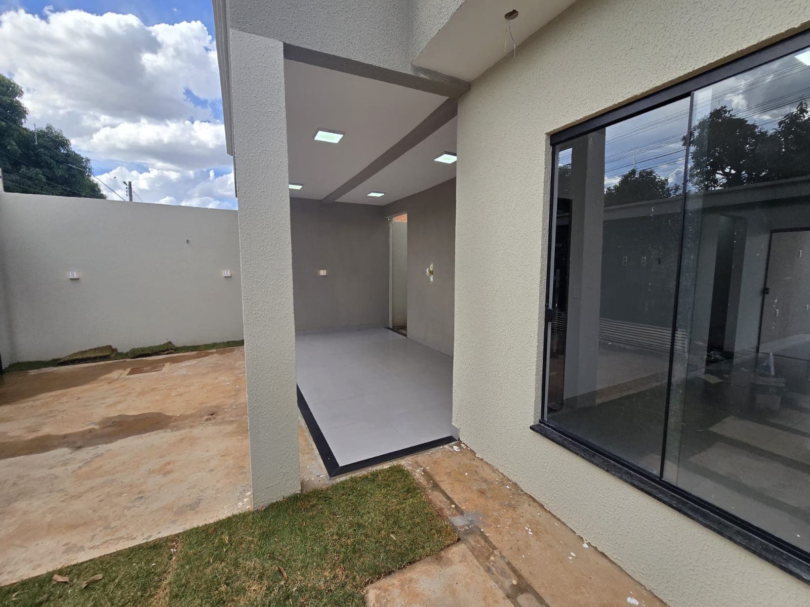 CASA NOVA À VENDA – 3 QUARTOS, 1 SUÍTE  90 m² de área construída, sozinha no Lote  - Goiânia Goias