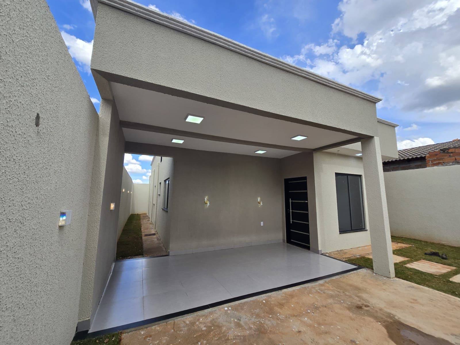 CASA NOVA À VENDA – 3 QUARTOS, 1 SUÍTE  90 m² de área construída, sozinha no Lote  - Goiânia Goias