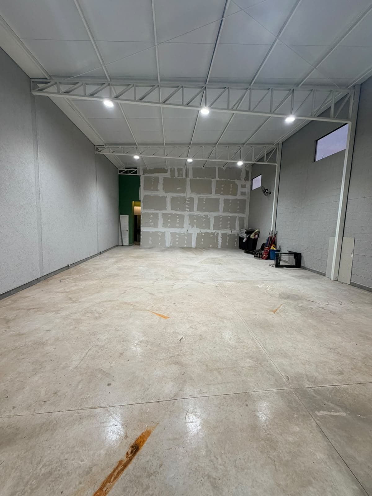 Galpão com 145 m2 ,  Condomínio das Esmeraldas